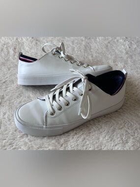 Tommy Hilfiger Two Sneaker low-top classic design Lace-up closure Size Women’s 8